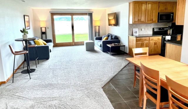 Relaxing Ranch Style Waterfront Home-30 minutes from Ann Arbor