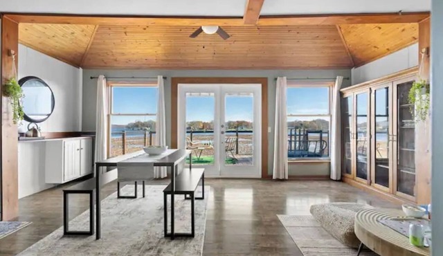 Relaxing Riverfront House Dock Access Sleeps 6 in Osceola