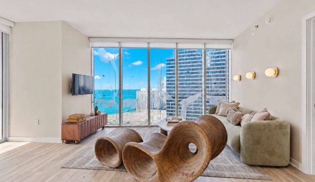 Remodeled 2B/2B w/Water View Free Parking Pool, Spa & Gym
