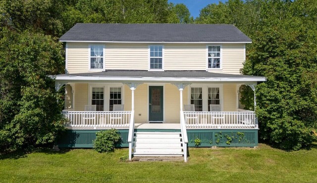 Renovated Country Farmhouse – Private, Pet-Friendly & Family Ready