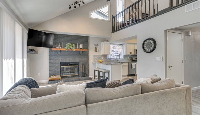 Renovated Townhome w/Garage, 12 Mi to St Louis