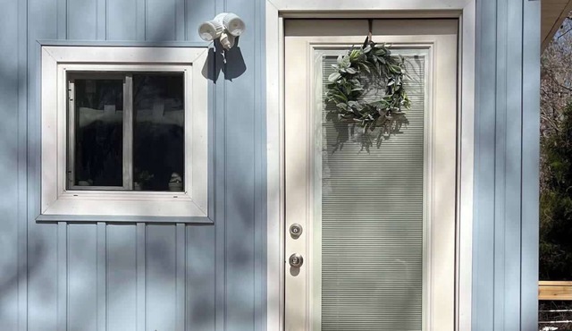 Rest & Go! Cozy Cedar Cottage off of I40 Exit 126