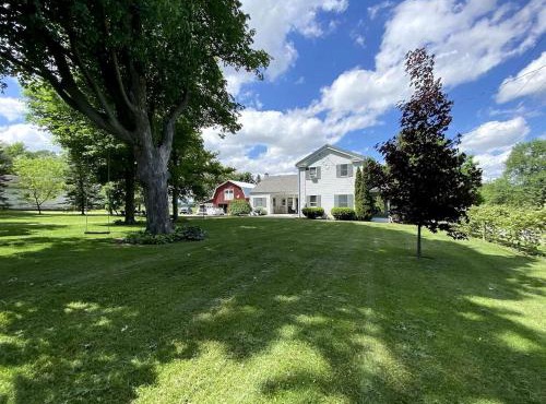Restored Farmhouse with Hot-Tub in Penn Yan, New York