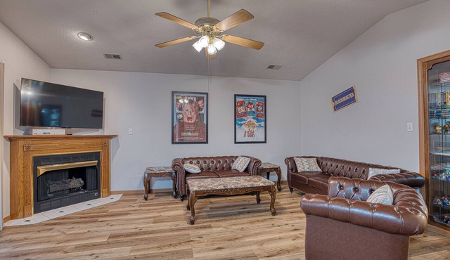 Retro 90s 2BR/2BA Walk to Riverfront Mins to Deaconess Travel Nurses