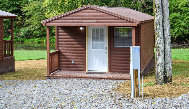 River Forge Cabin 53 - Cozy and Rustic 1 Bedroom Cabin - Creek Front in Harrogate