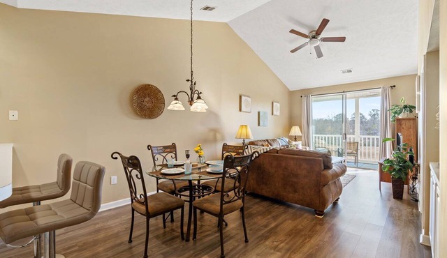 River Oaks Condo near beach & golf. Pool, tennis & free parking