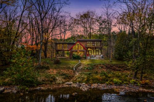 River Time Cabin - Riverfront, Hot Tub, Screen Porch, Fishing, Games, View, 3 King Beds