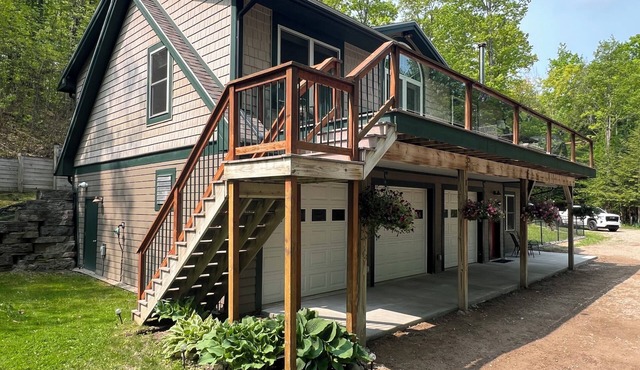 Riverbend Retreat with Hot Tub