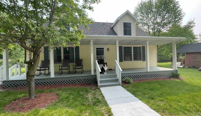 Riverfront Blissful Cottage in Newaygo