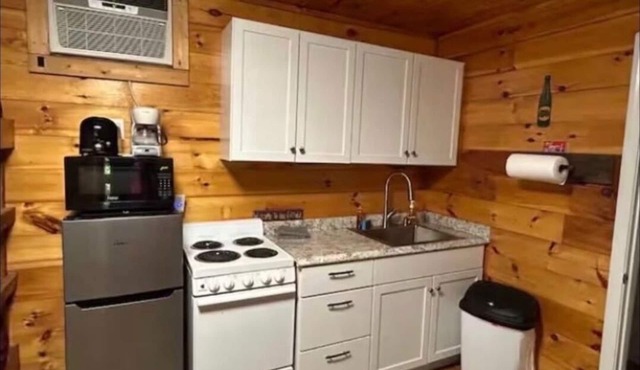 Riverfront King Cabin, Cozy RRG Escape for 2 in Stanton
