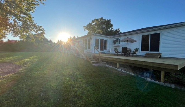 Riverview House. Close to River, Trails and Town. Comfortable 3 bedroom home.