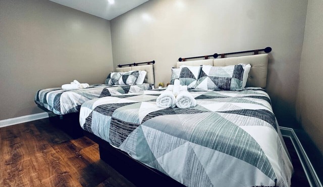 *Riverview*Walk to Falls*Newly Renovated*1st floor