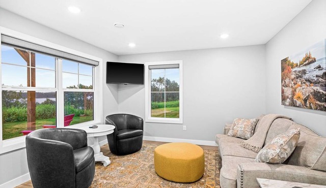 RiverWest Trails End Chalet -Hot Tub - River View - Dog Friendly