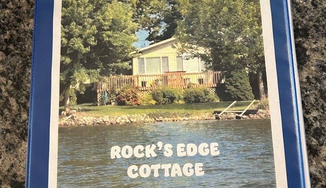 Rocks Edge 2-bedroom house w/AC, Free Dock space -Fish Lake in Shipshewana, IN