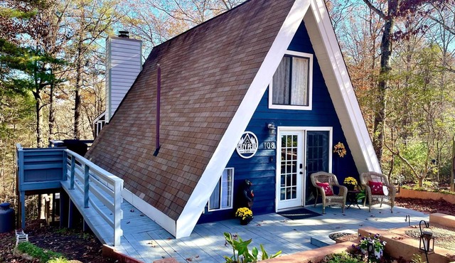 Romantic A-Frame Cabin with Hot Tub + Netflix