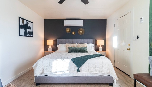 Romantic & Comfy Oasis: King Bed ~ Patio ~ Guesthouse