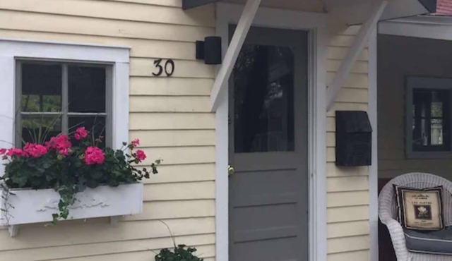 Romantic Refreshing 1890s Cottage Uptown Eureka Springs