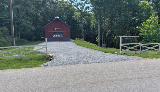 Romantic Secluded Retreat! 1 Bedroom Barndominium- Adults Only