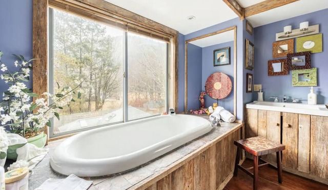Romantic sky loft with steam shower and giant tub. Breweries and hiking nearby