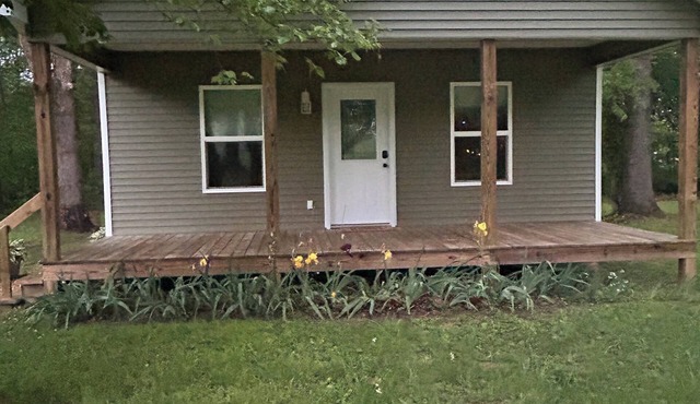 Rustic 1 bedroom/1 bath home w/loft that sleeps 8. Near Shawnee National Forest