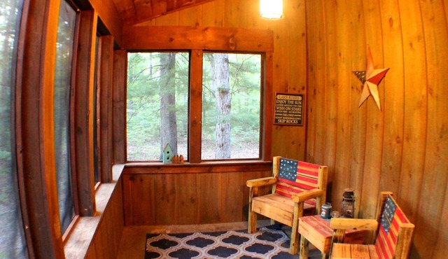 Rustic Lakeside Retreat: Private 3 Bedroom Cabin in Springfield