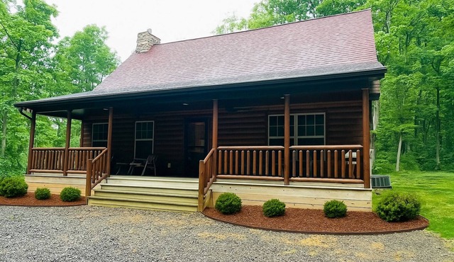 Rustic Log Home, 2 Bedroom with loft, Quiet and Secluded.