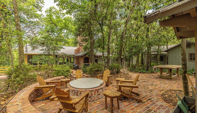 Rustic-Luxe Wilderness Retreat. Sleeps 12. Firepit. Gourmet Kitchen. WIFI. in White Oak