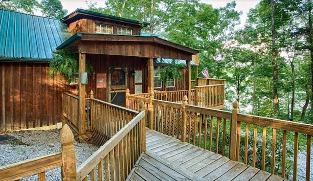 Rustic Luxury Lakefront Cabin in Beautiful Wooded Surroundings in Nancy