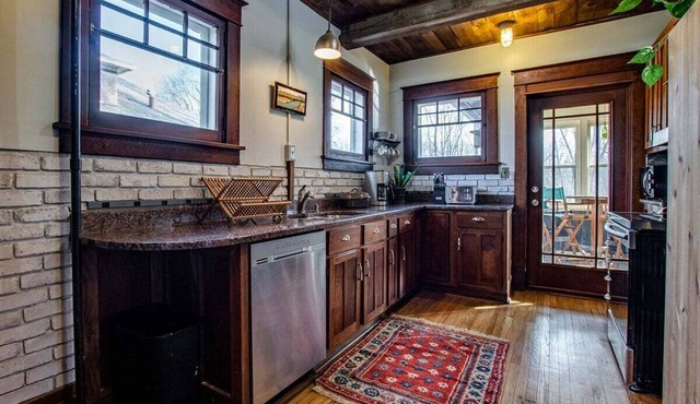Sampson House: historic town home, close to shops