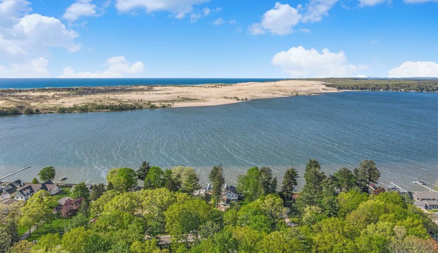 Schooner and Whoop-Ti-Do Cottages: Private Beach on Silver Lake!