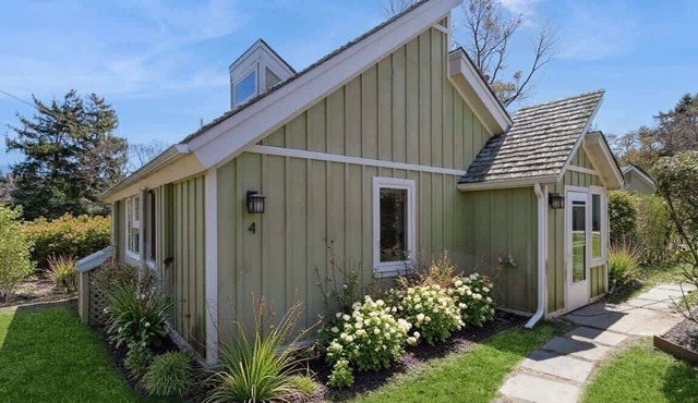 Seabreeze 4 Charming Cottage footsteps to beach