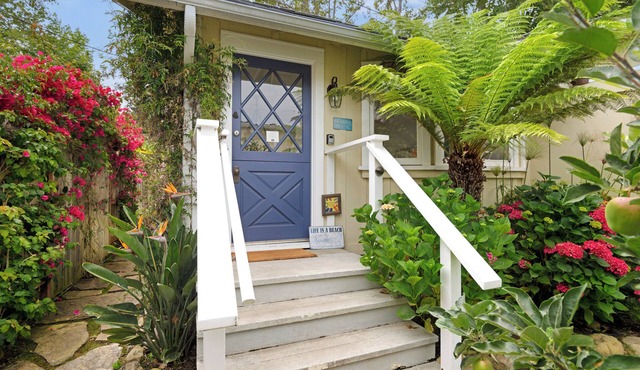 Seaside Cottage - Romantic Haven by the Beach