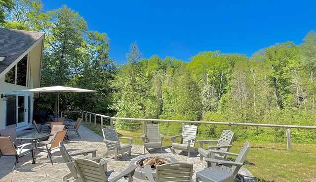 Secluded Betsie River Cabin 3bd+2ba+Loft by Crystal Mtn,8acres,Porch,Fireplace!