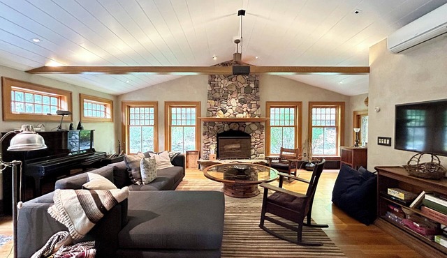 Secluded Catskills Mountainside Lodge near Woodstock, Phoenicia