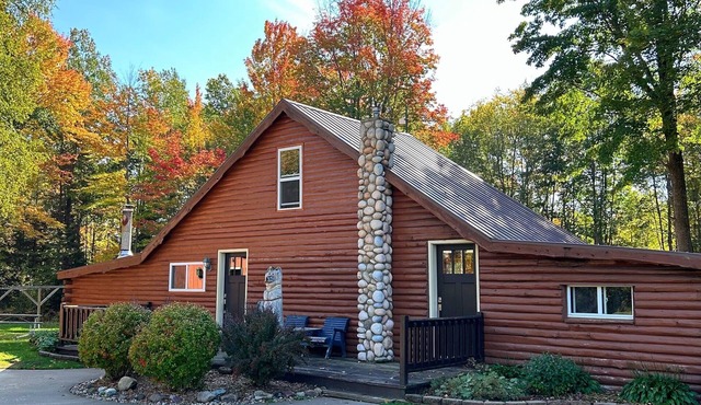 Secluded Log Cabin on 10 acres