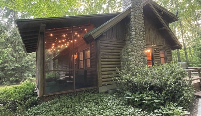 Secluded Log Cabin with trail to North Point County Park to the beach.