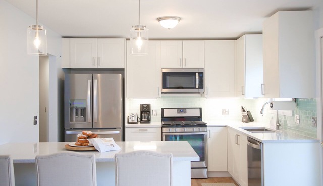 Seersucker Summer House! 5 bedroom home near blue stair beach/park, downtown
