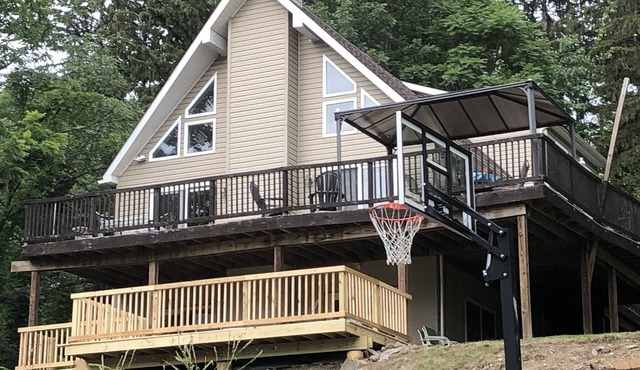 Seneca Lake spacious 5-bedroom chalet. Last minute rental discounts available