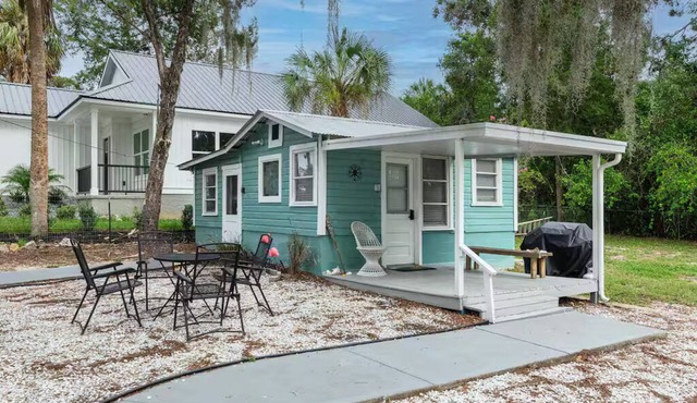 Serene, Peaceful, Old Florida Cottage. Steps to sunrise, sunset, & fishing.