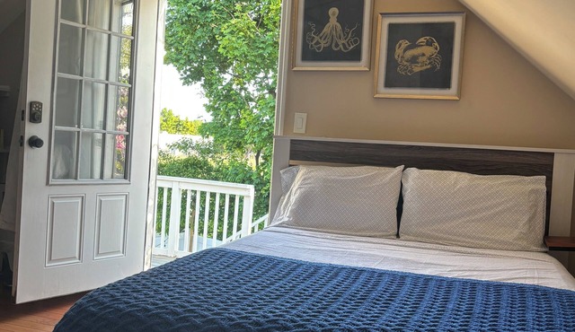 "Serene Retreat near JFK: Private Balcony, Yard, and Pool Access"