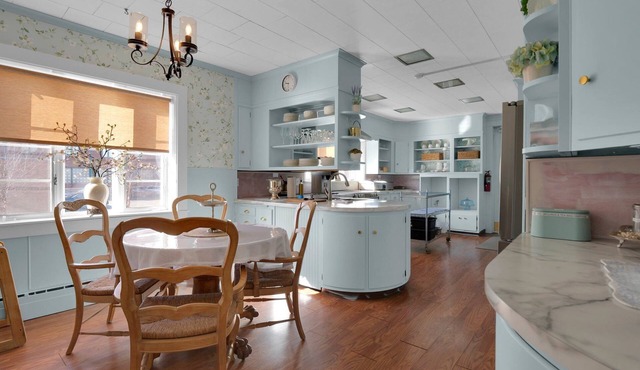 Signature Suite, 1895 Victorian Old Library Inn!