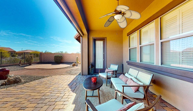 Single-level mountain view retreat with fenced yard, washer/dryer, & AC