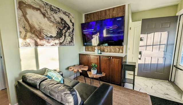 Sleek and Central Small Home ~ Close to everything