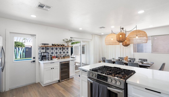 Sleeps 11-5 min to Old Town-Fire Pit, Pool, BBQ, King Bed