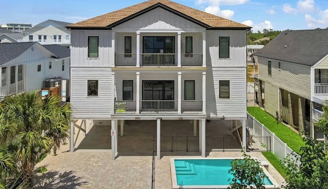 Sleeps 28-Blue Whale-Pool-12 Bedrooms & 4 Kitchens