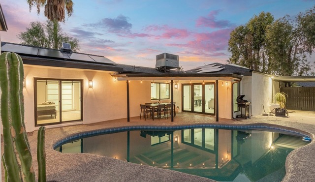 Sleeps 8 | Pool | Centrally Located Oasis