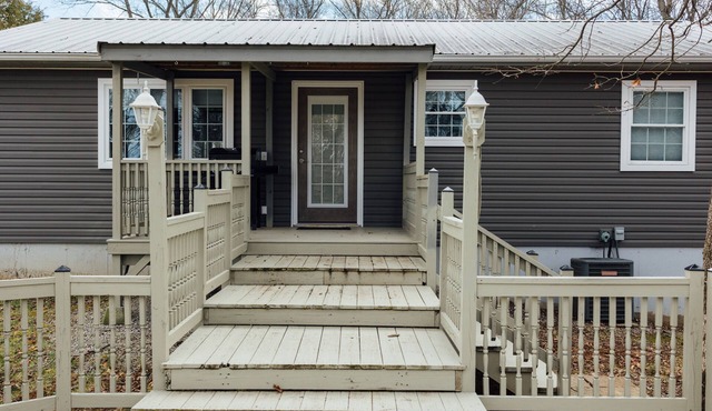 Sleeps six, secluded, expansive deck