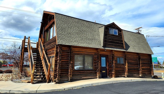 Smith Rocks awaits! Located in town, convenient access to stores and restaurants