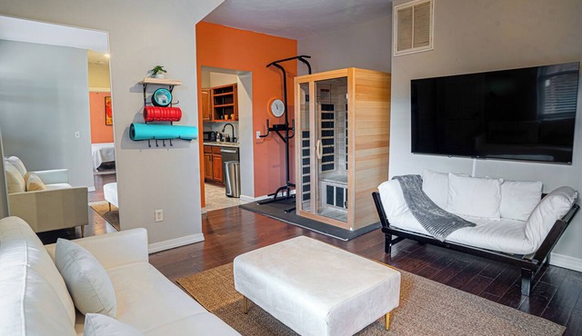 Soulard King 1BR - Personal Gym and Sauna Oasis
