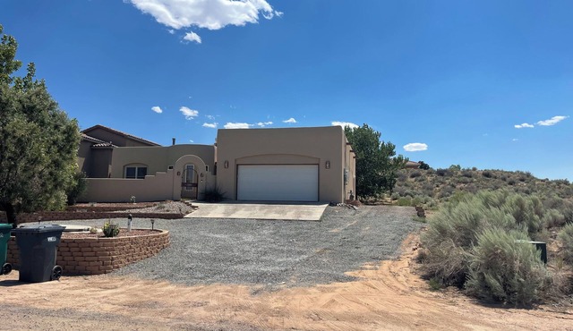 Southwest Cozy 3-bedroom house in charming Rio Rancho with AC, WiFi